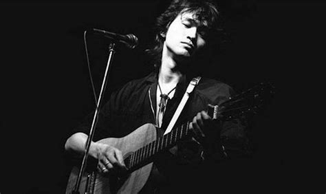  Viktor Tsoi's Acoustic Evening: A Nostalgic Dive into the Heart of Russian Rock